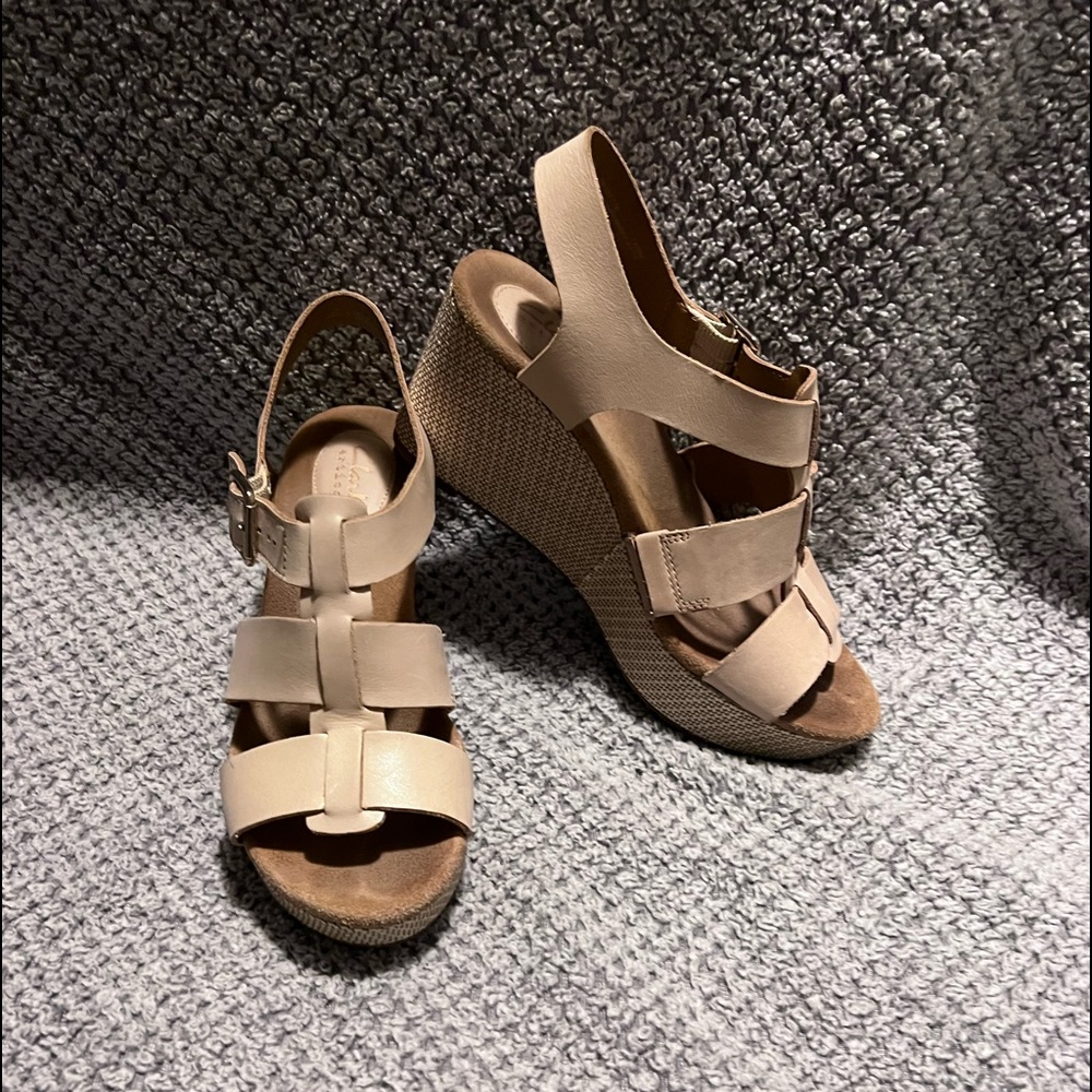 Clarks size 6.5 wedges